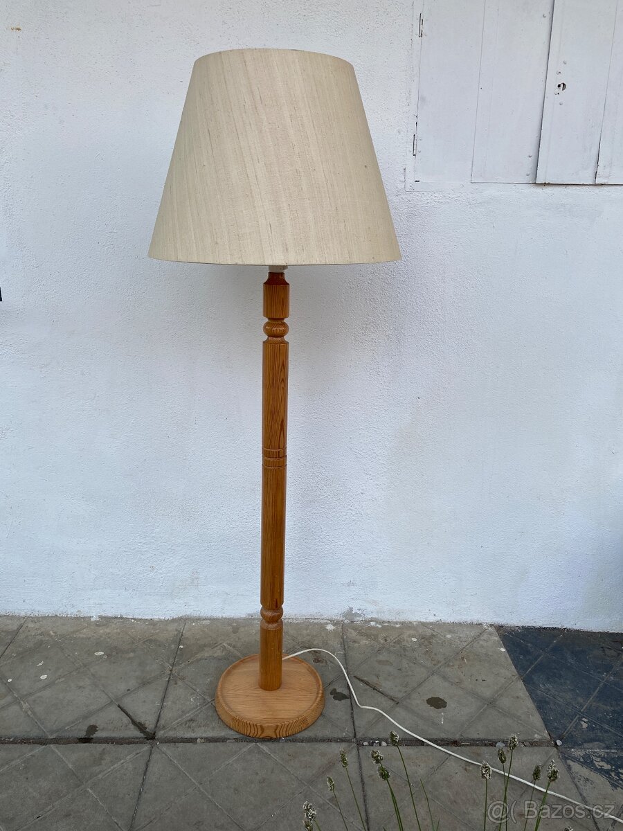Masivní podlahová lampa