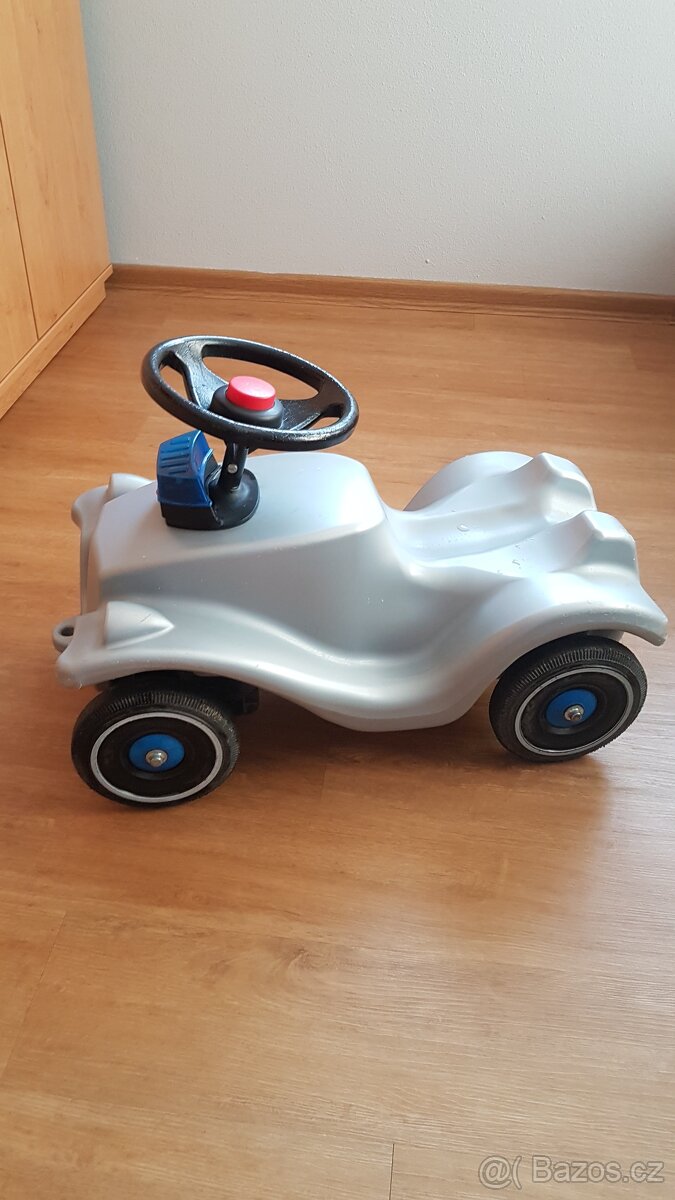 Odrážedlo autíčko,troubí,houká a světélkuje.