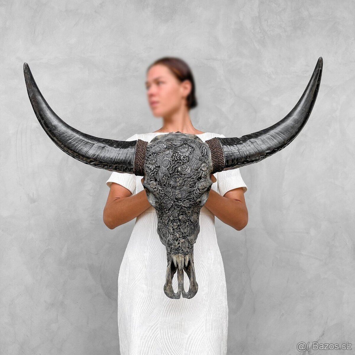 Ručně vyřezávaná velká lebka vodního buvola šedá, 79cm