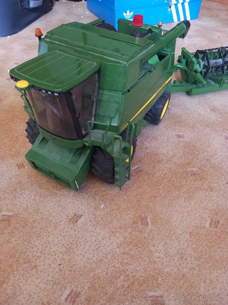 Bruder Kombajn JonDeere za 600kč