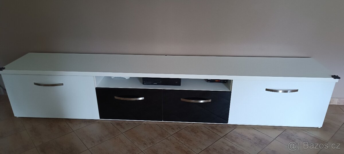 Skříňka pod tv