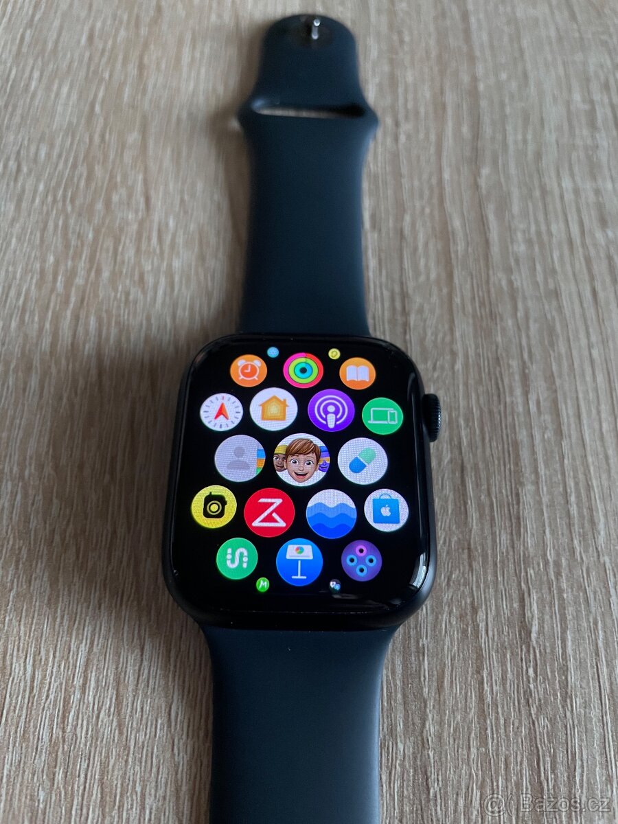 Apple Watch 7 45 mm s příslušenstvím