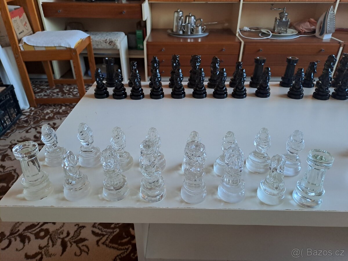Skleněné šachové figurky