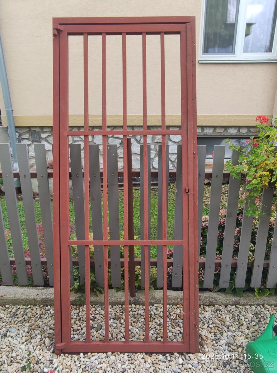 Kovová zárubeň s otevírací mříží