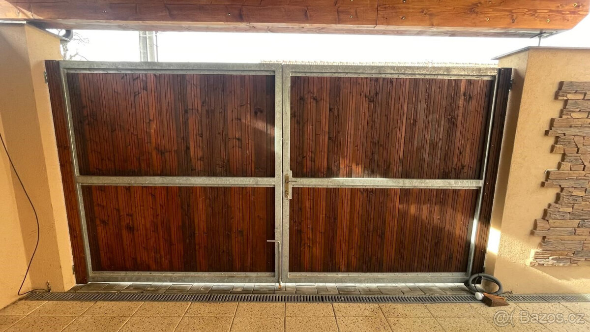 Prodám dvoukřídlou bránu + branku