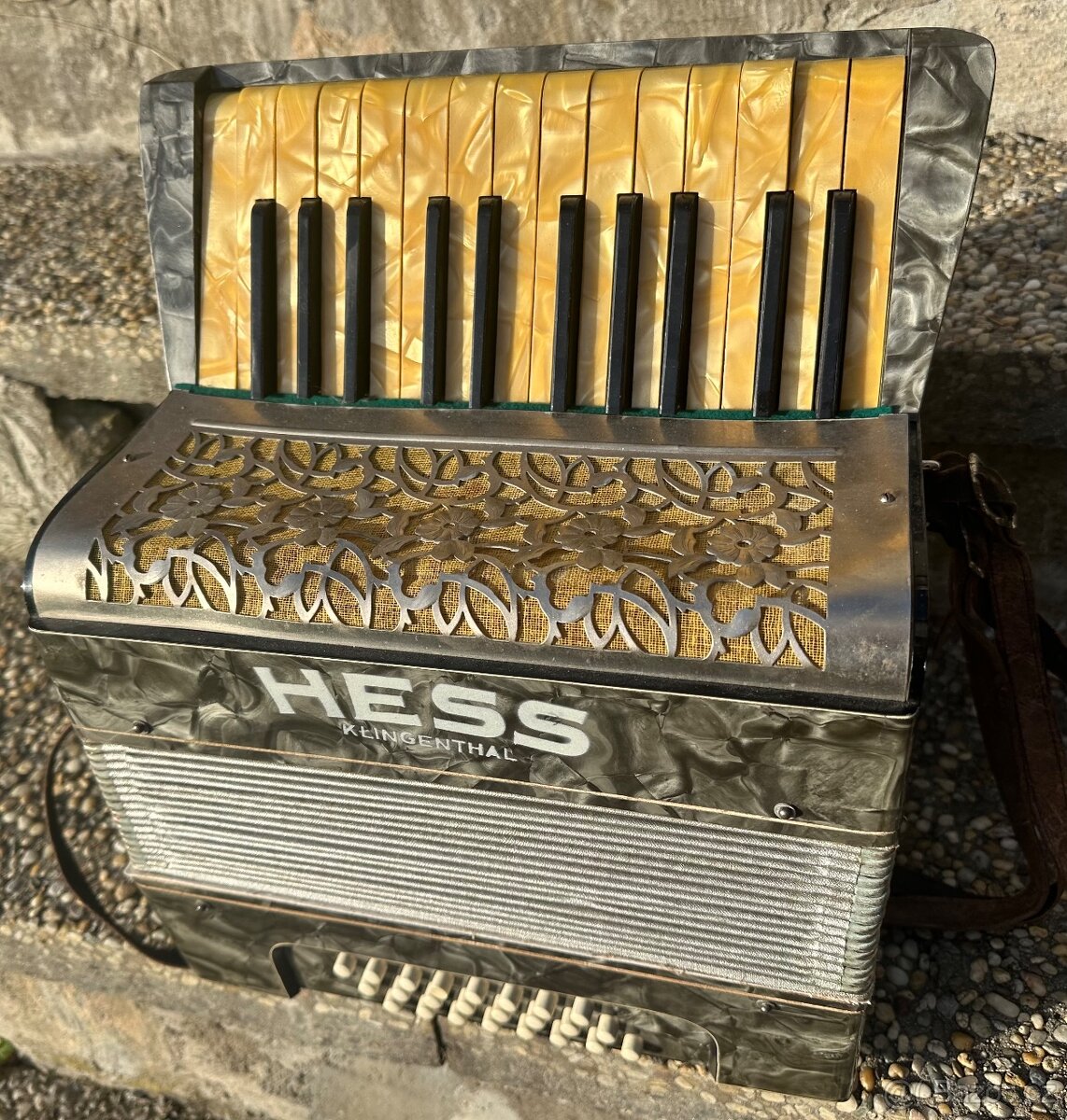 Prodám klávesovou tahací harmoniku HESS