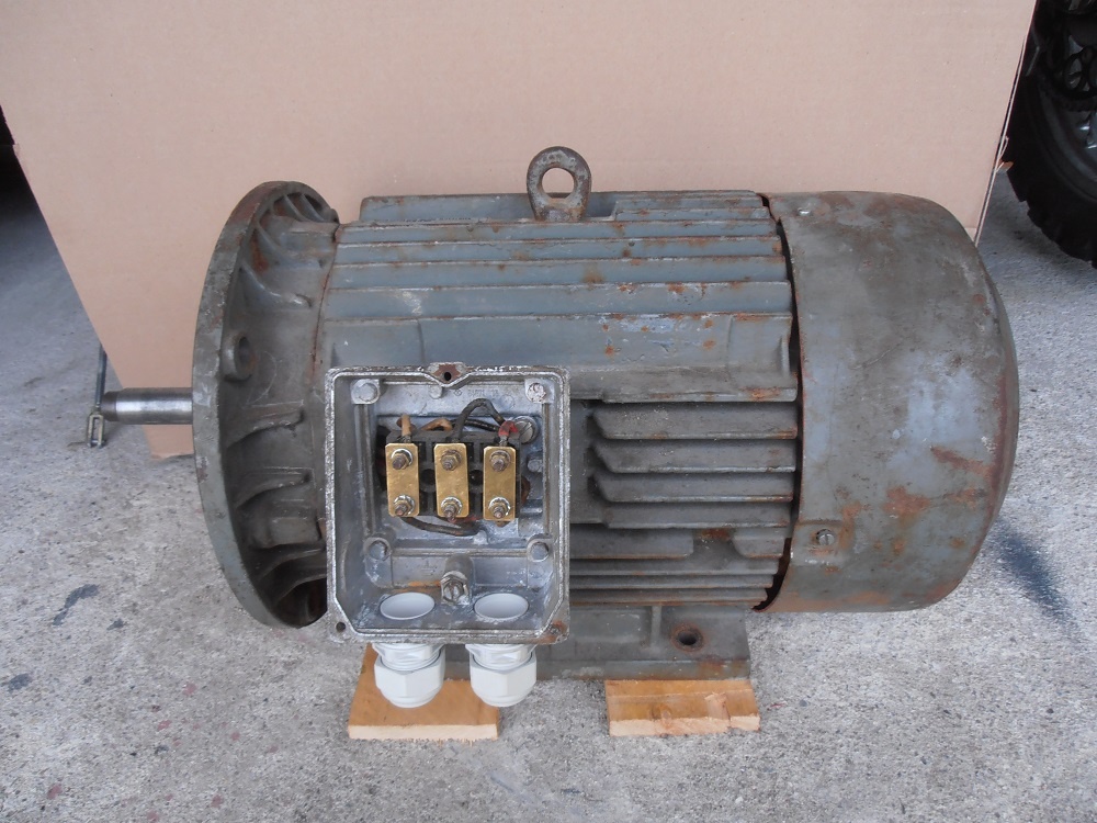 elektromotor na štípač dřeva