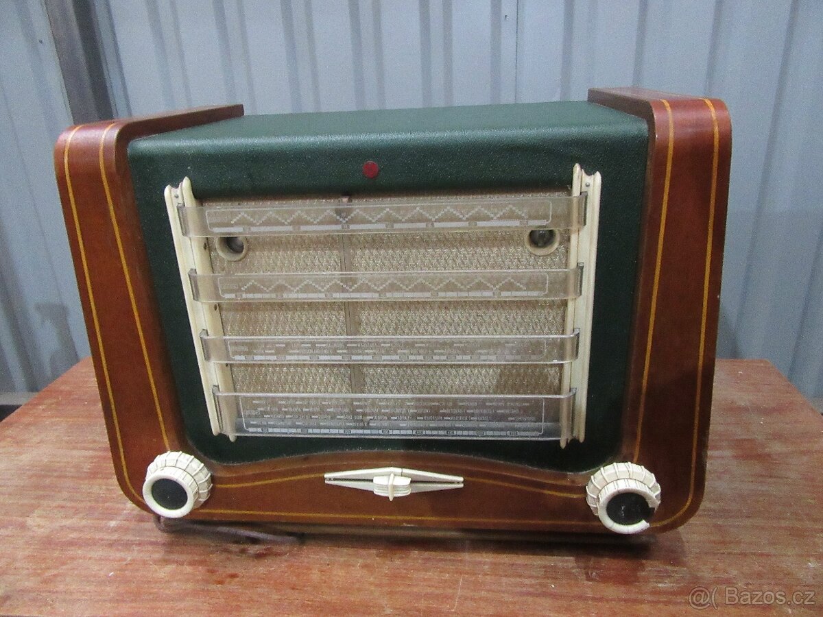 Nabízím staré radio Tesla Máj.  Netestováno. Prodávám jako n