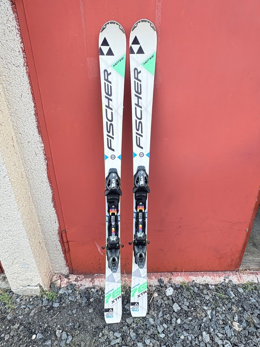 Sjezdové lyže Fischer 160cm 2 800 Kč
