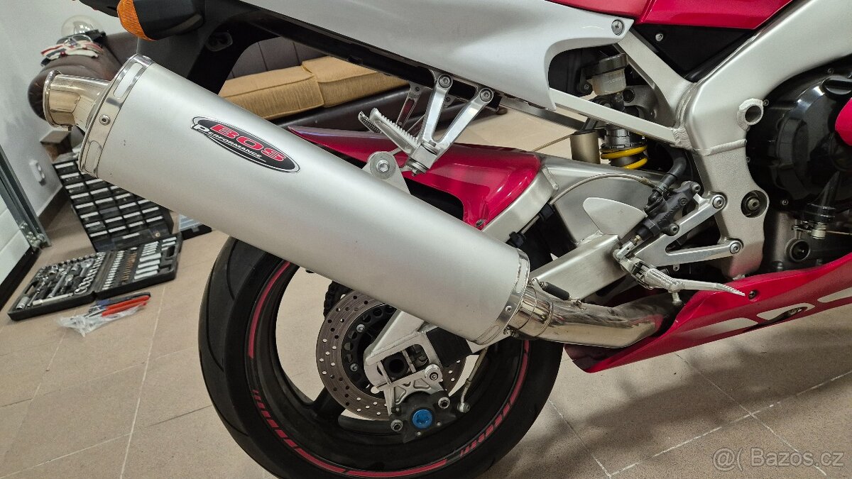 Laděný výfuk BOS na Yamaha R1 typ RN01