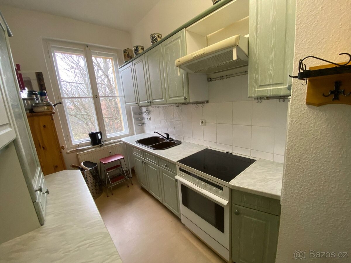 Moderní kuchyňská linka se spořebiči