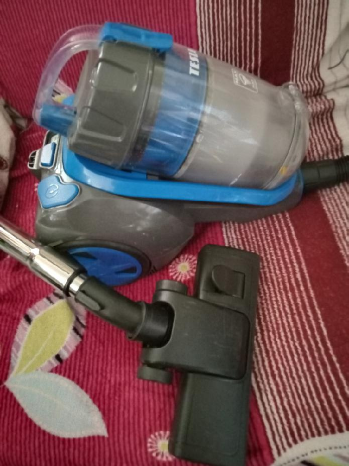 Bezsáčkový vysavač Tesla, malý a lehký