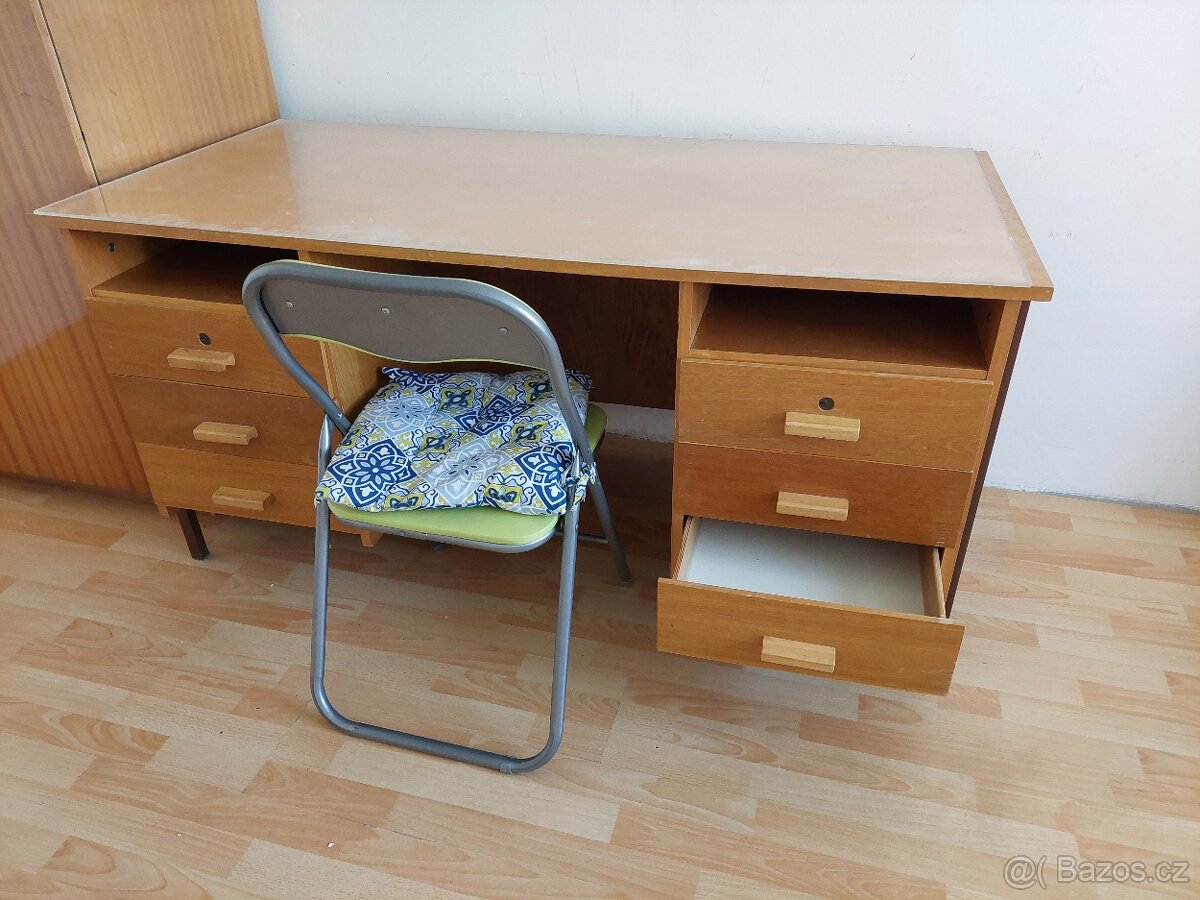 Stul se supliky a sklenenou deskou