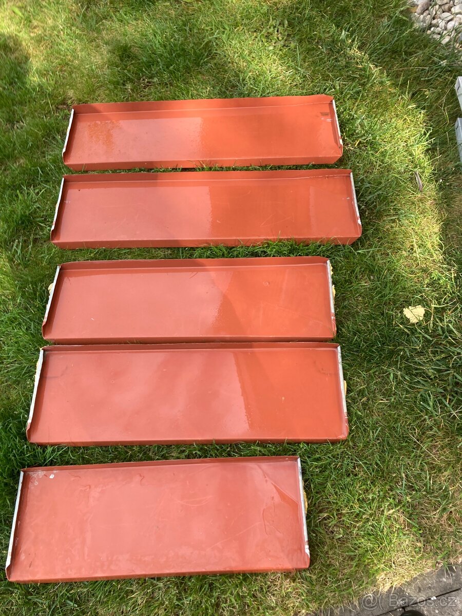 Parapety lindab cihlové barvy