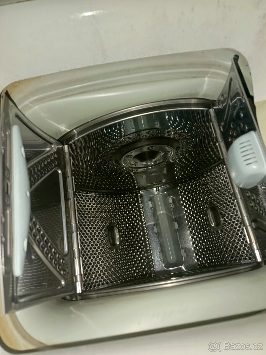 Prodám pračku Whirlpool na 5kg prádla, horní plnění.