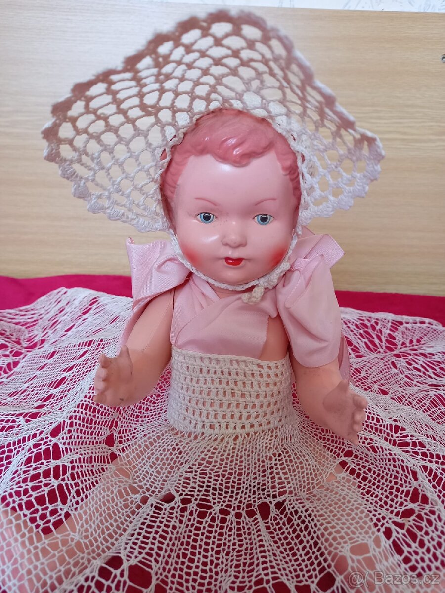 Prodám panenku s dlouhou sukní