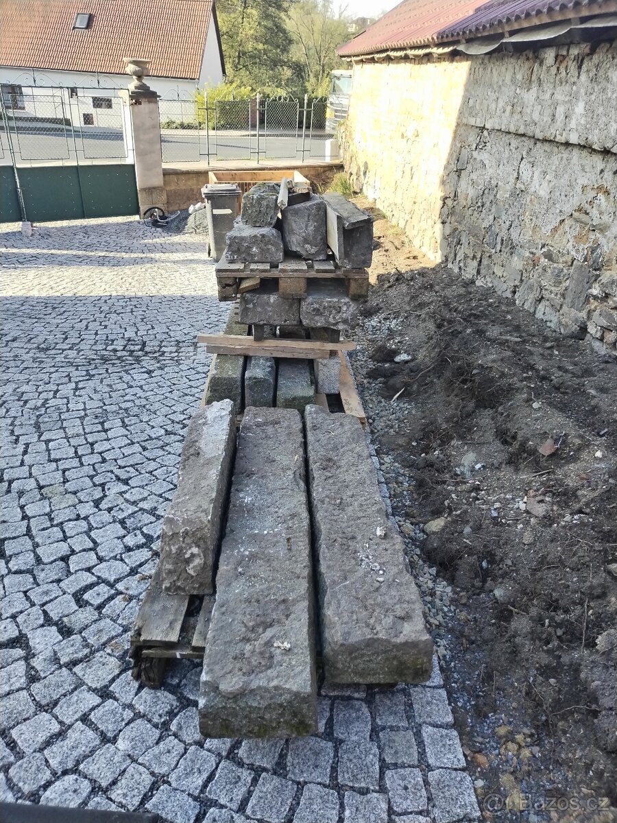 Žulové obrubníky ručně opracované - s historií