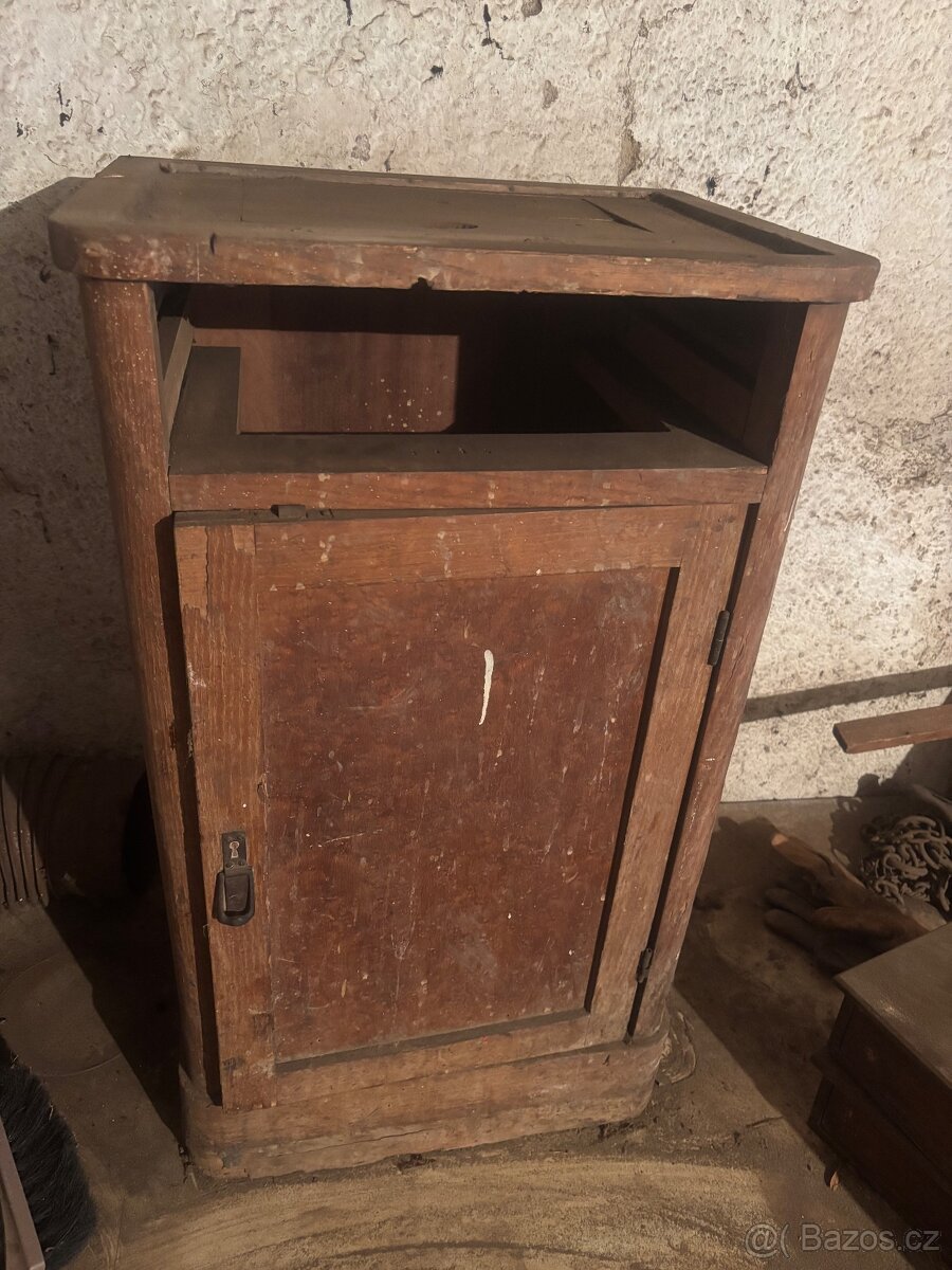 Historické noční stolky