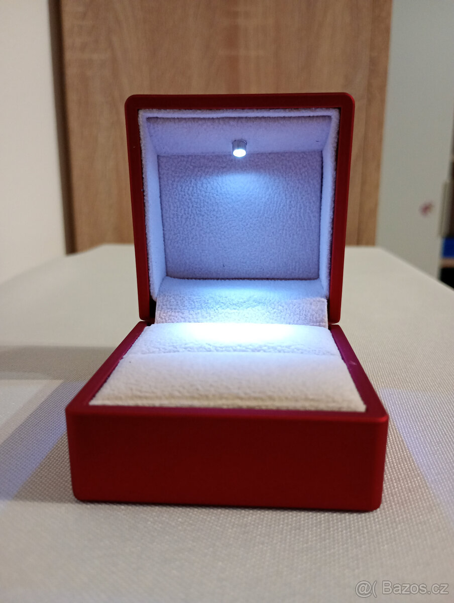 Překrásná luxusní dárková krabička na šperky s osvětlením.