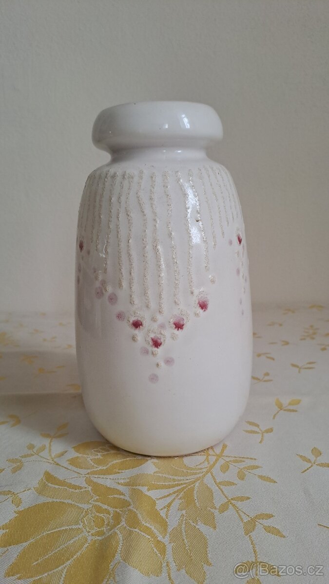 bílá keramická váza se zdobením