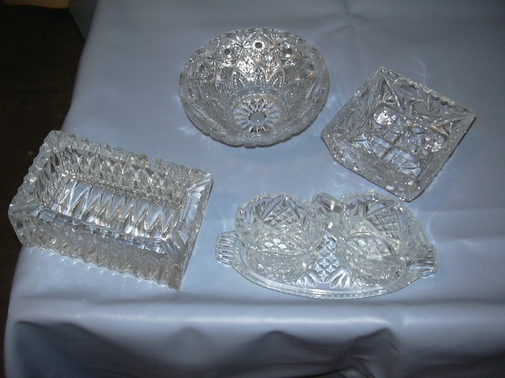 skleněné misky a popelník