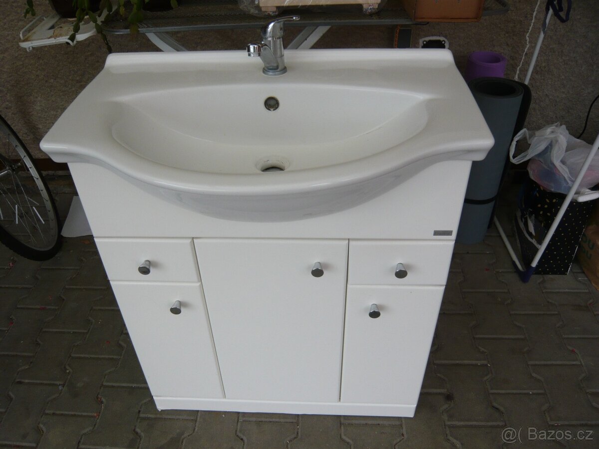 stolek umyvadlo zrcadlo