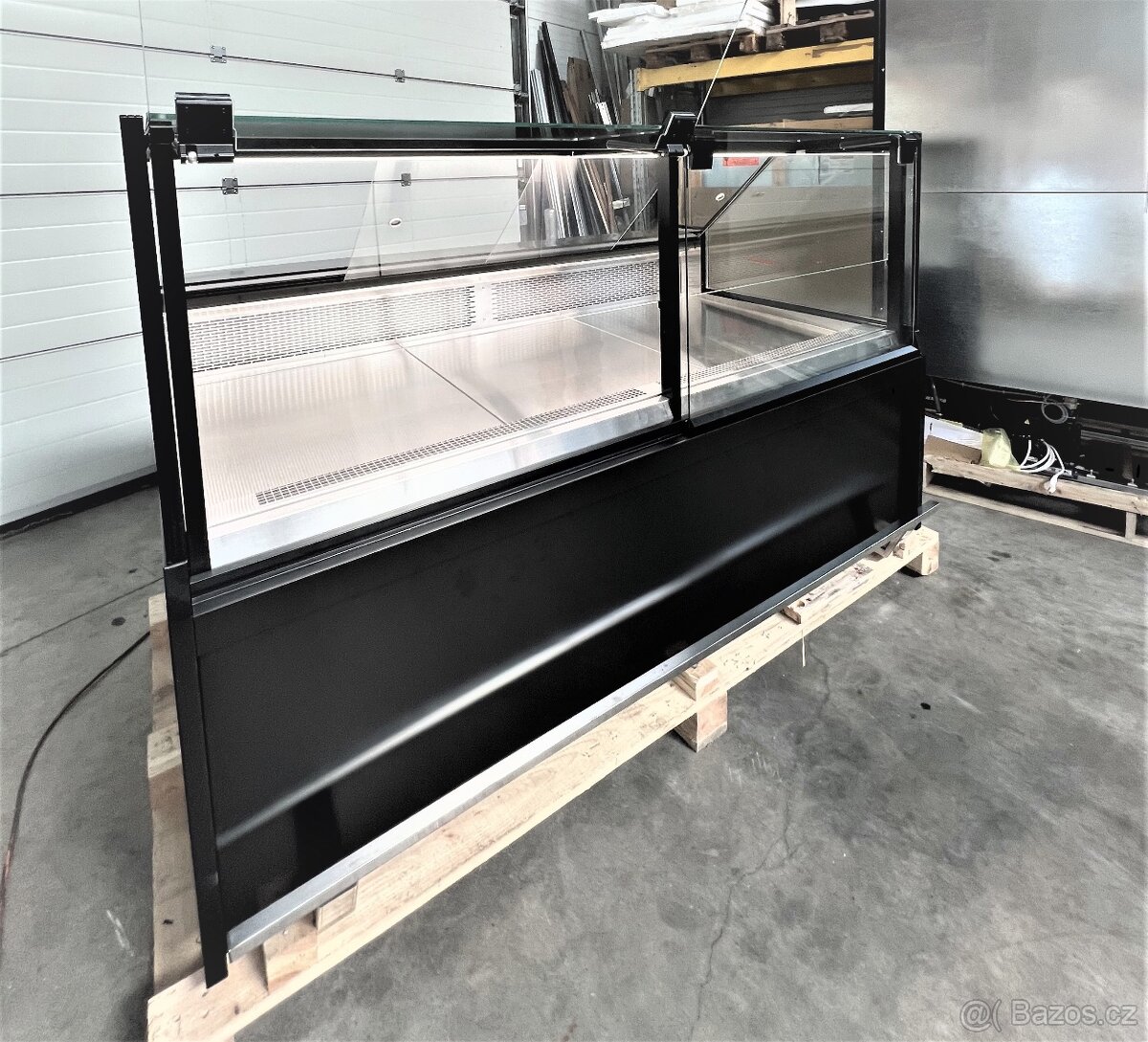 Chladící vitrína s hranatými skly 2,5m
