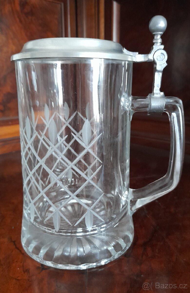 Skleněný korbel s kovovým víčkem