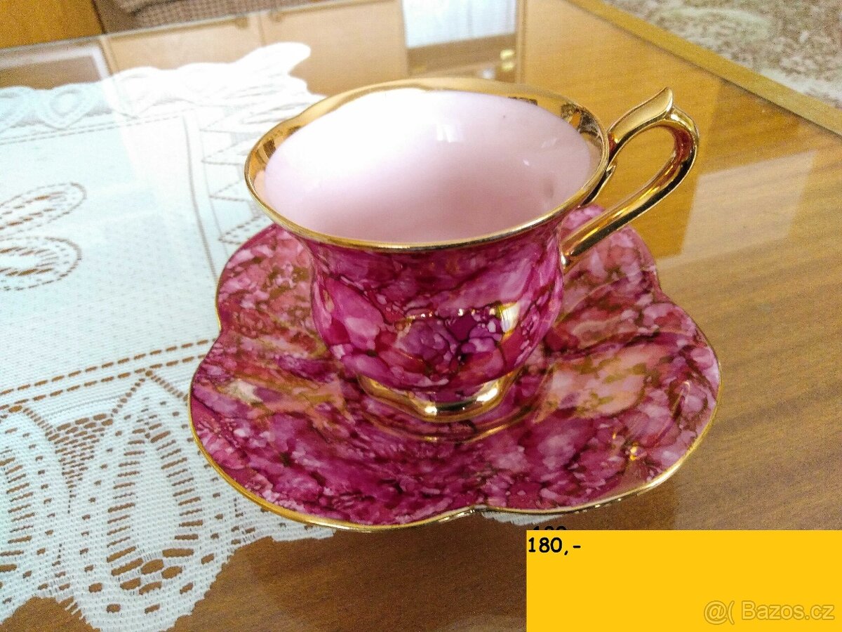 růžový hrneček