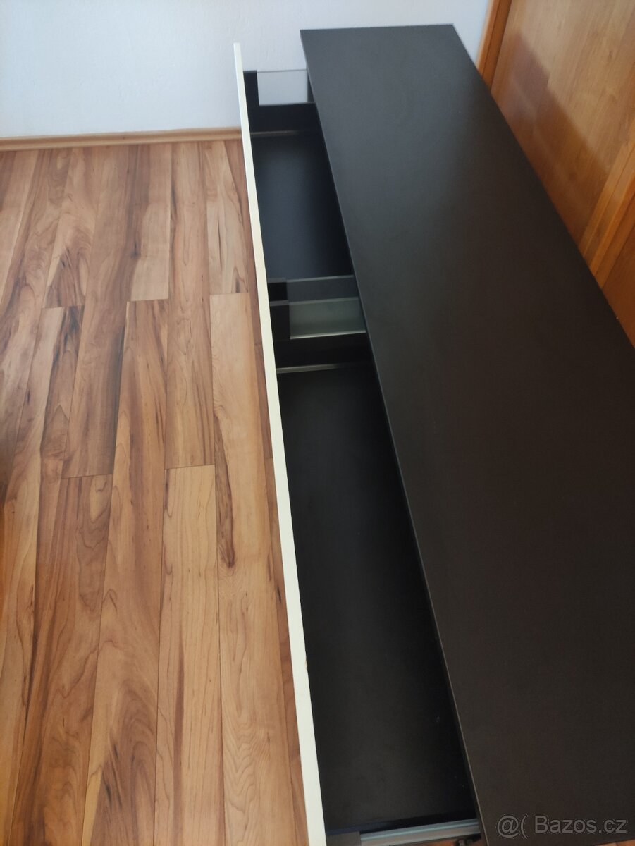 Stolek pod tv