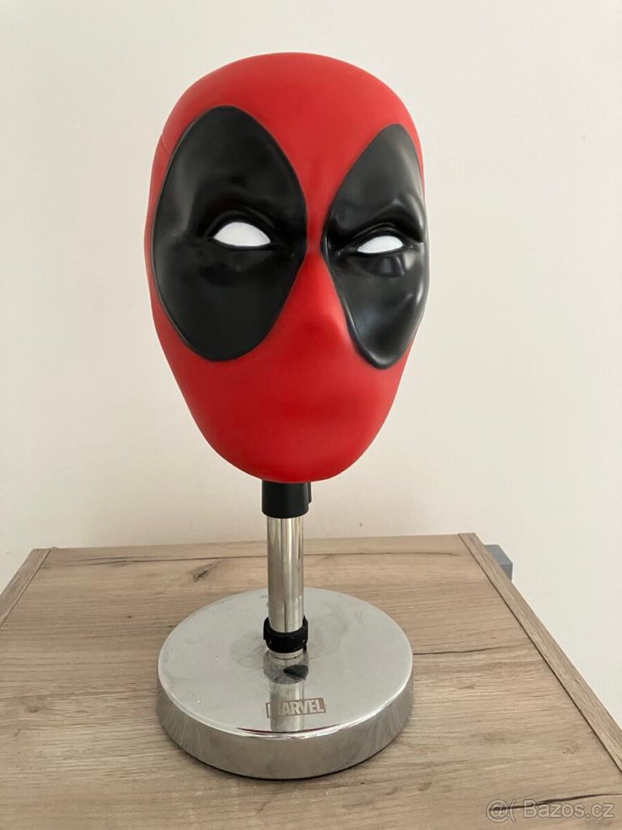 Držák na sluchátka hlava deadpool