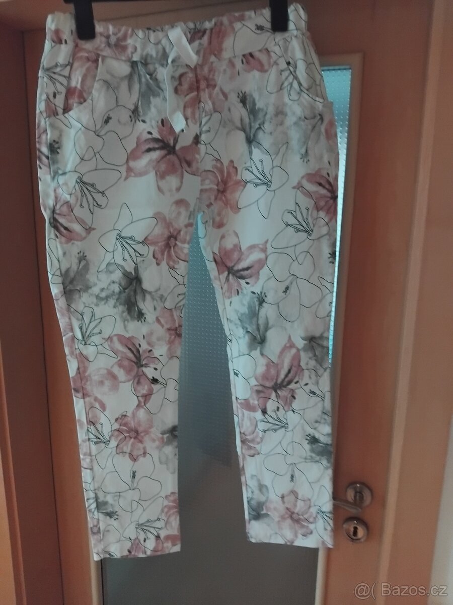 Letní bílé kalhoty s potiskem květin veL