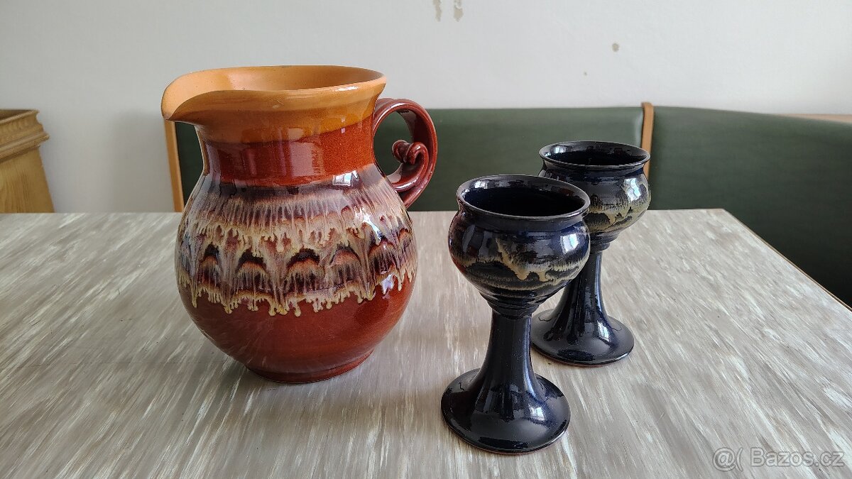 Velký vintage keramický džbán s poháry 70. léta