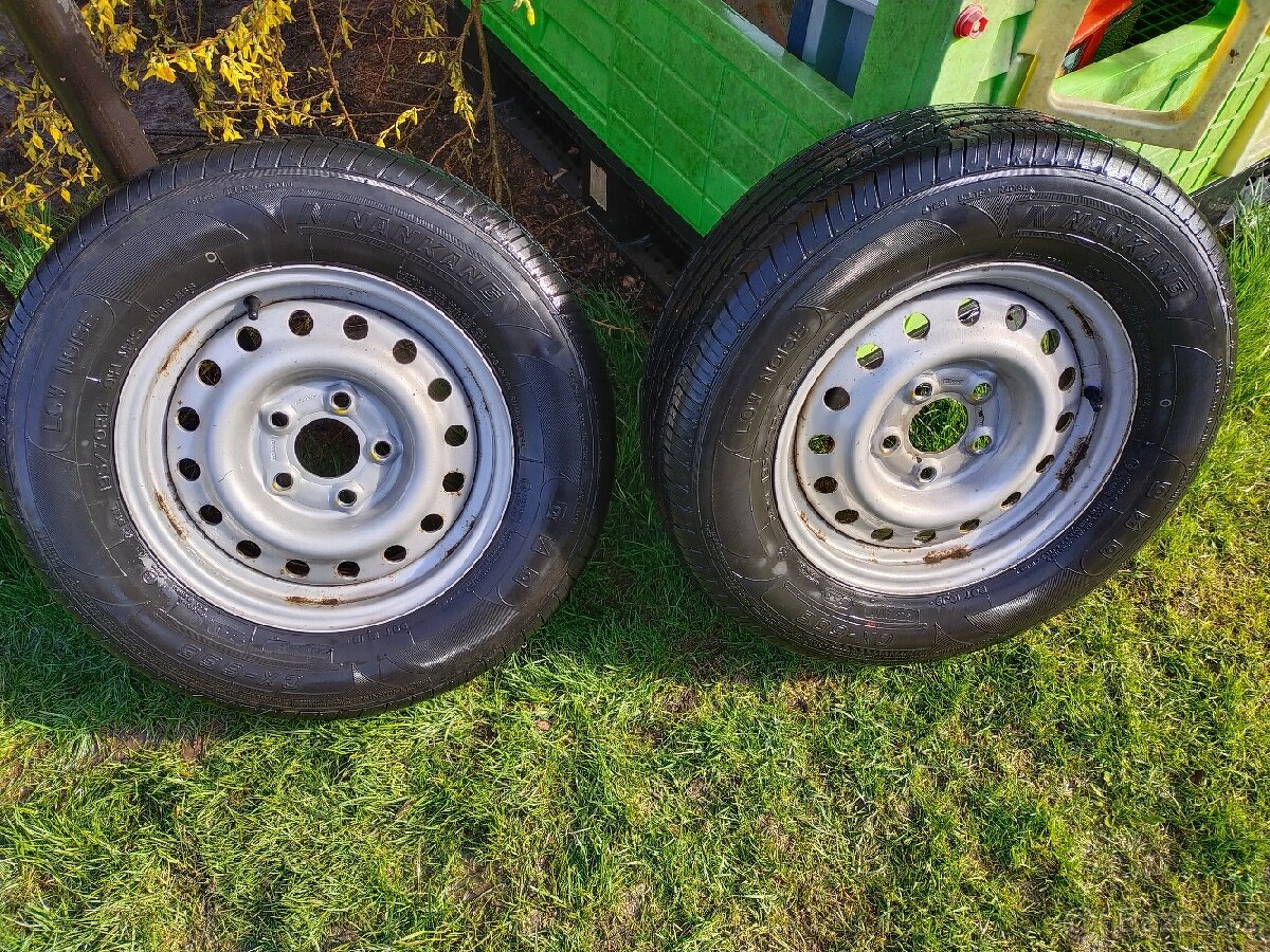 Prodám 2x pneu 195/70 r14 m+s vzorek více jak 7mm
