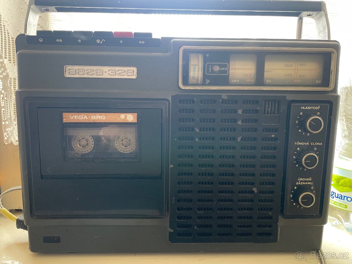 Historické rádio - radiomagnetofon Vega 326
