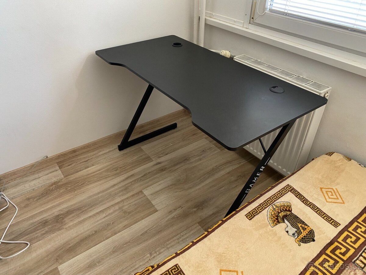 PC herní stůl
