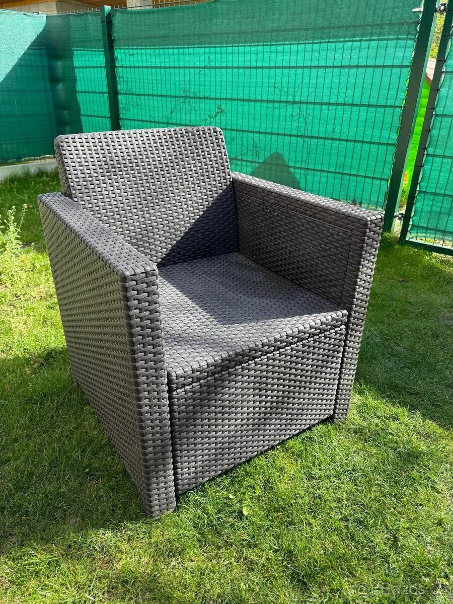 Zahradní ratanový nábytek