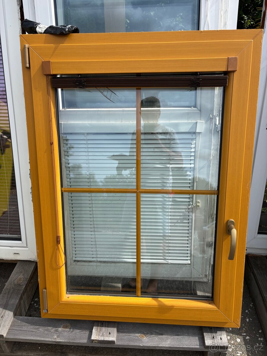 Okno PVC 870x1175MM, barva Oregon, starší