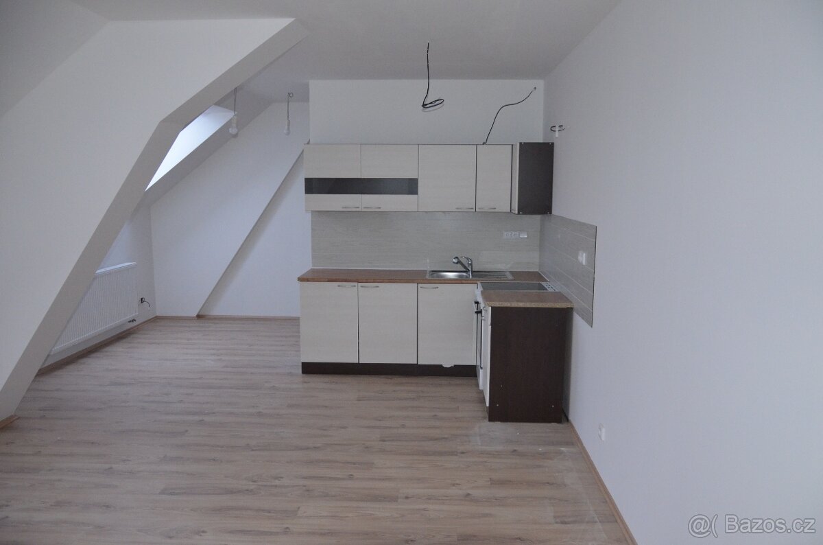 Pronájem bytu Sadská centrum světlý 2+kk 60m2