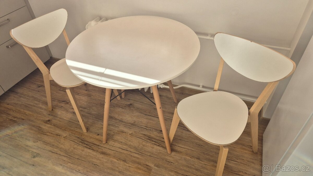 Stůl a dvě židle