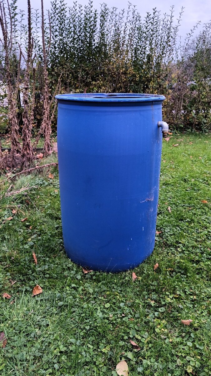 2x plastový sud 200 litrů