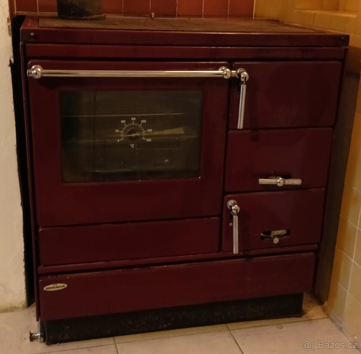 Kuchyňský sporák na dřevo