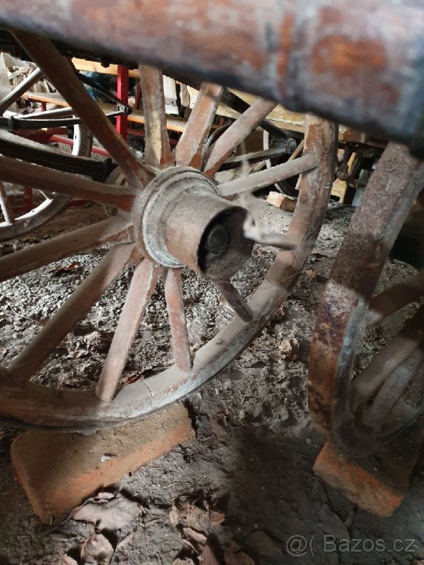 3 kočáry bryčky pro koně + postroje+lampy