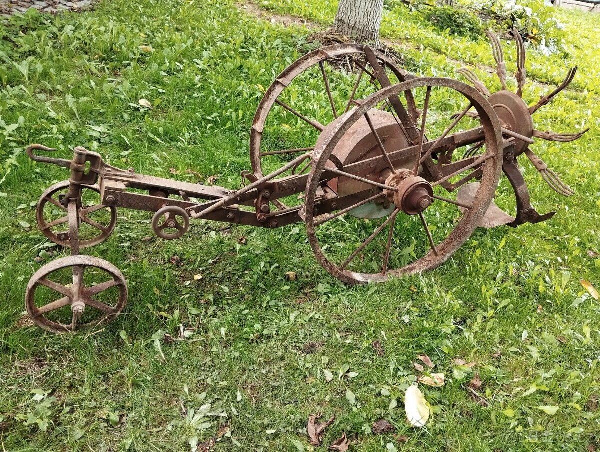 Starý vyorávač brambor /čert/