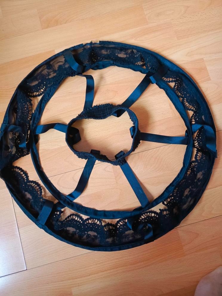 Spodnička černá k šatům a sukni.Obruče.