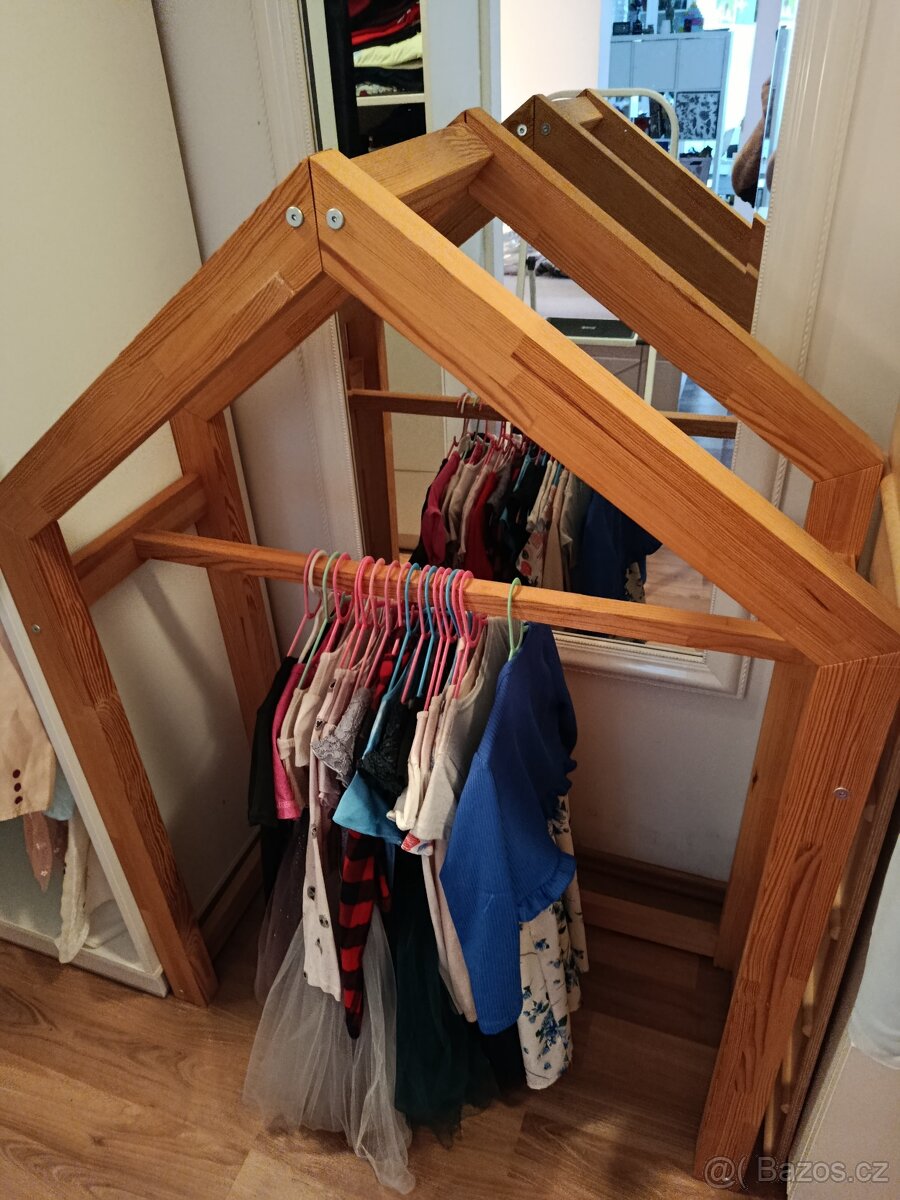 Domečkový věšák na oblečení