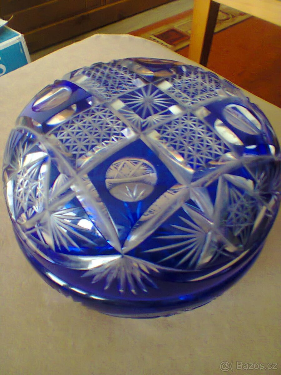 Starožitná broušená dóza