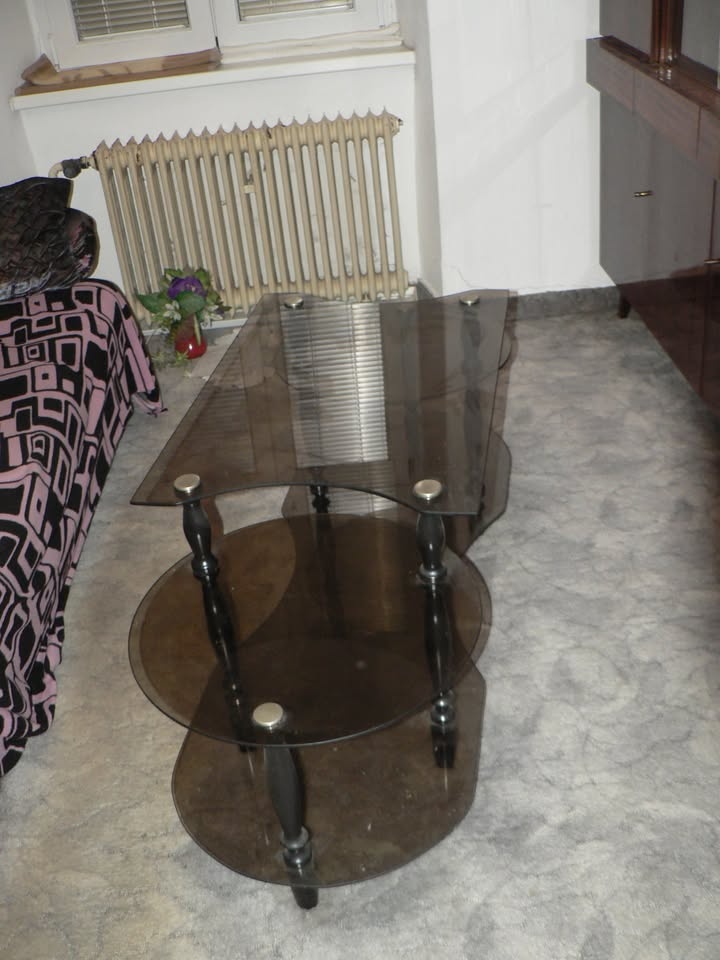 Sklěněný stůl