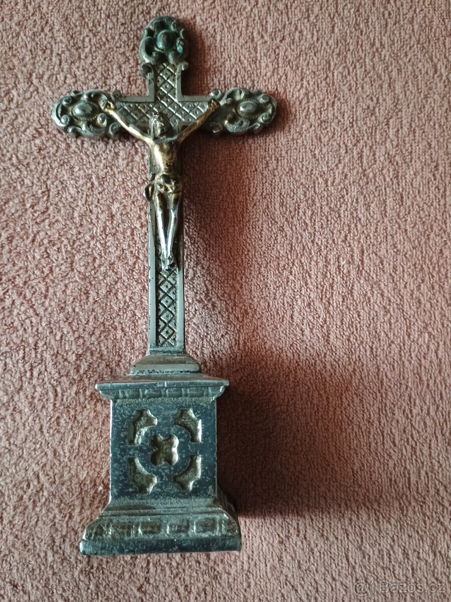kříž na podstavci