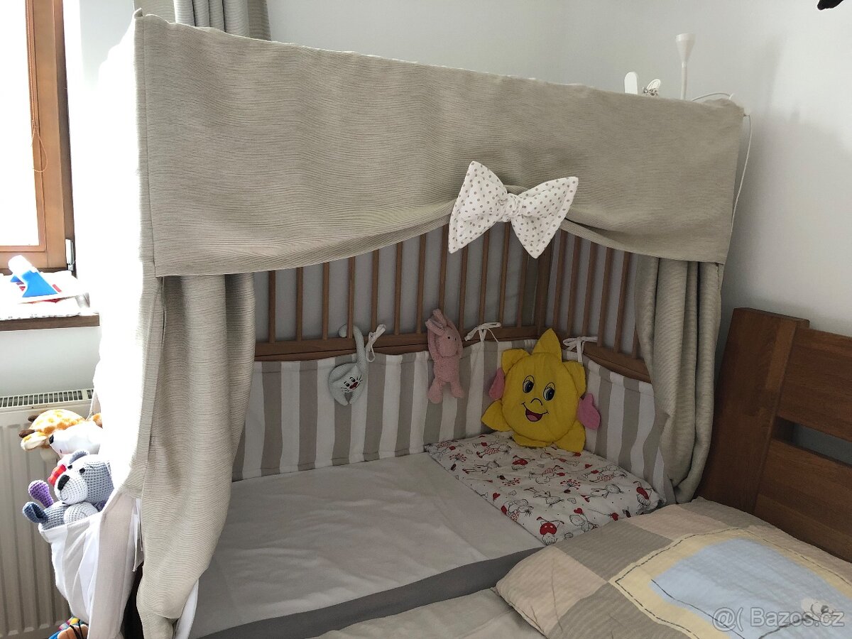 Dětská masivní dřevěná domečková postýlka